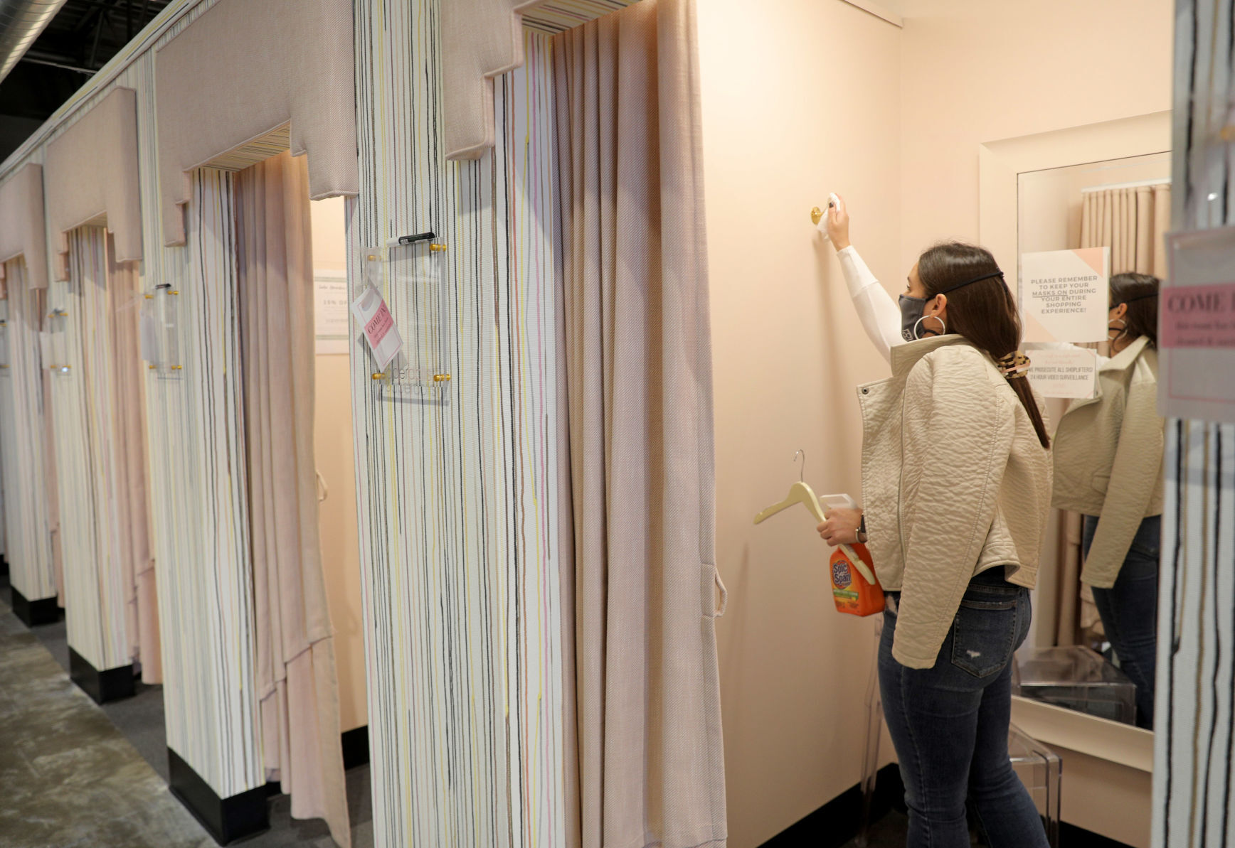Retail boutiques tout clean habits, set customers at ease